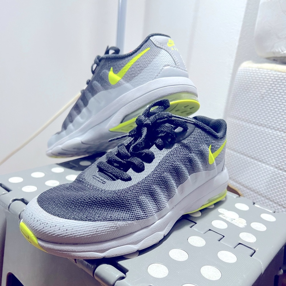 Nike Kids Air Max Invigor (GS) Wolf Grey/Volt/Black Running Shoe